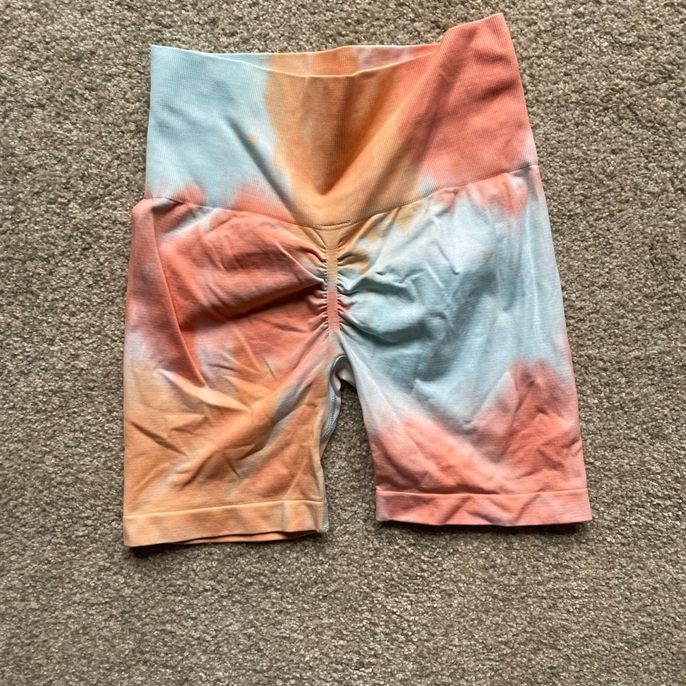 Women’s Scrunch Bottom Shorts - M